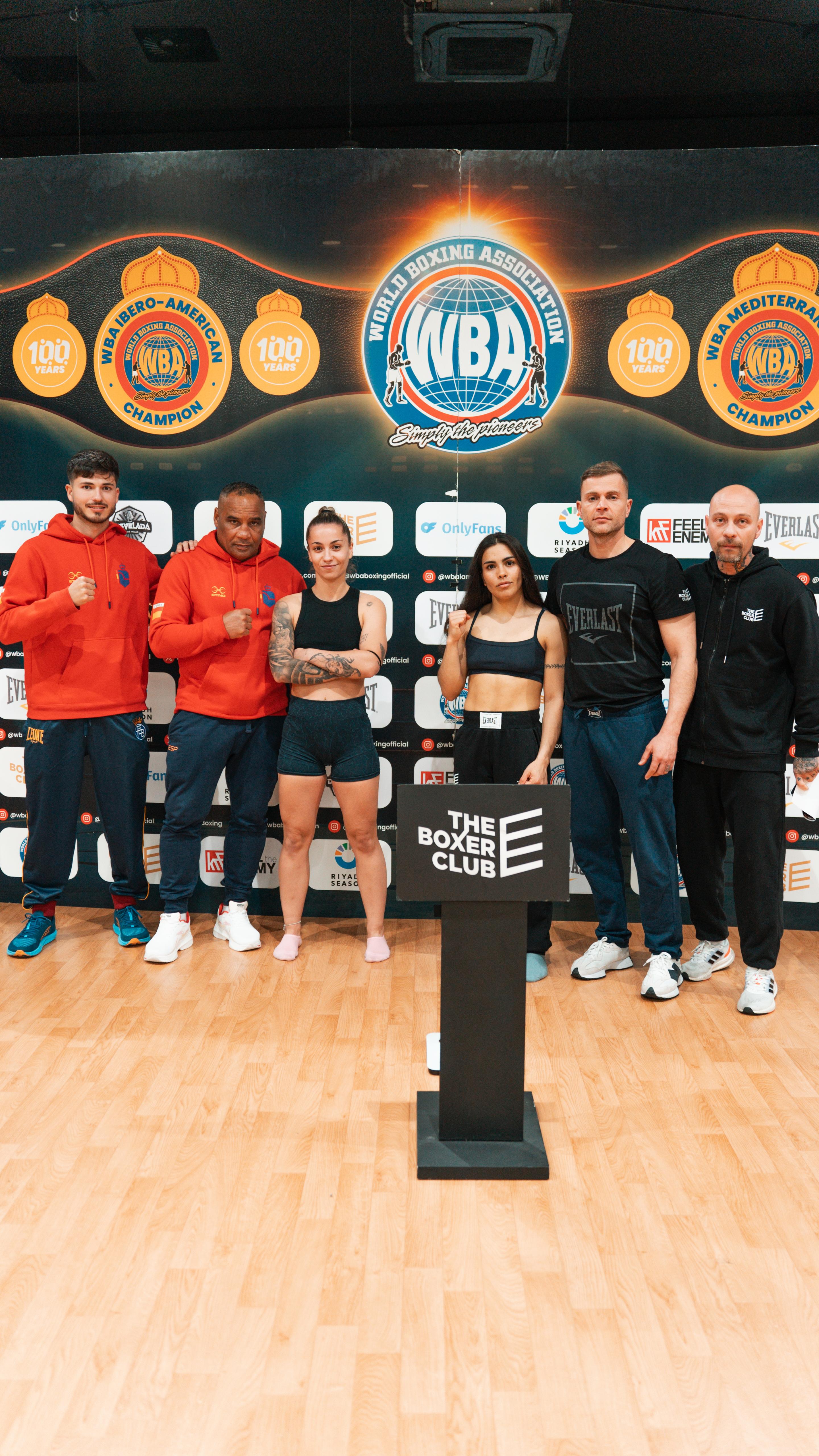 Esteban Cuéllar Monzón trabajando con una boxeadora en el ring