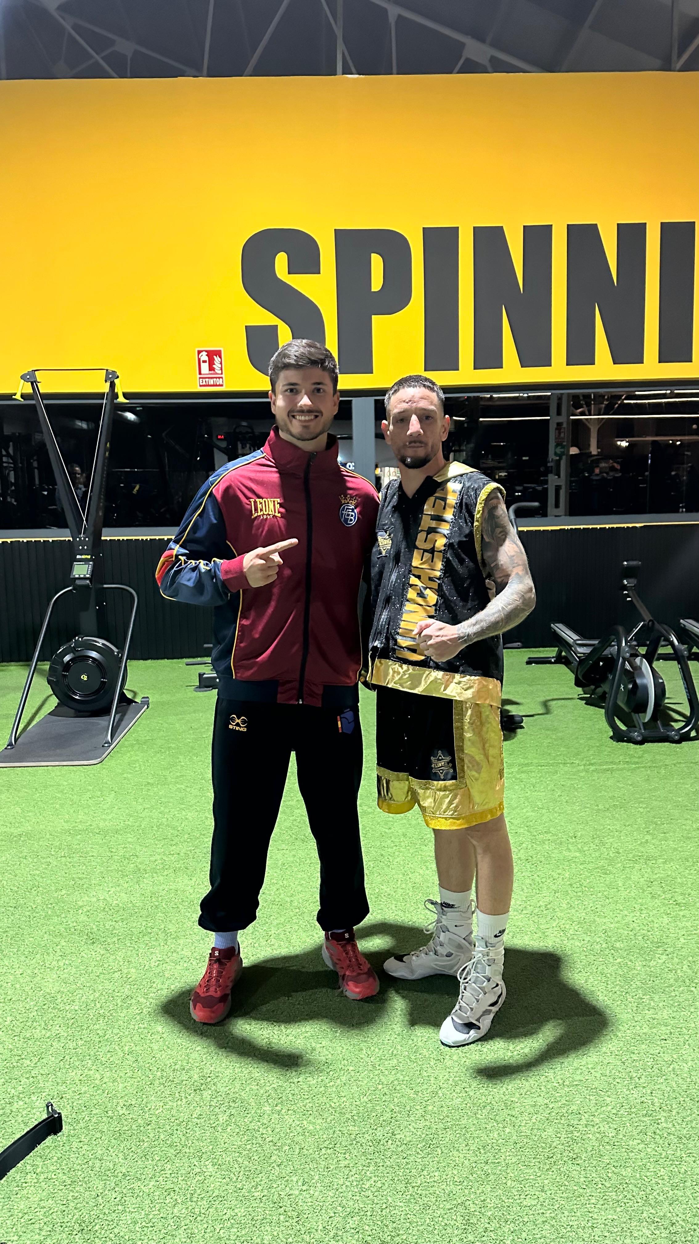 Entrenador con un boxeador en el gimnasio