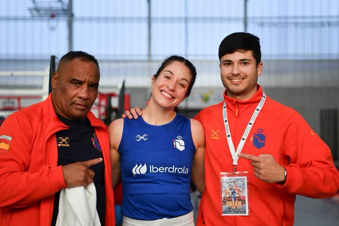 Boxeadora del equipo nacional con sus entrenadores